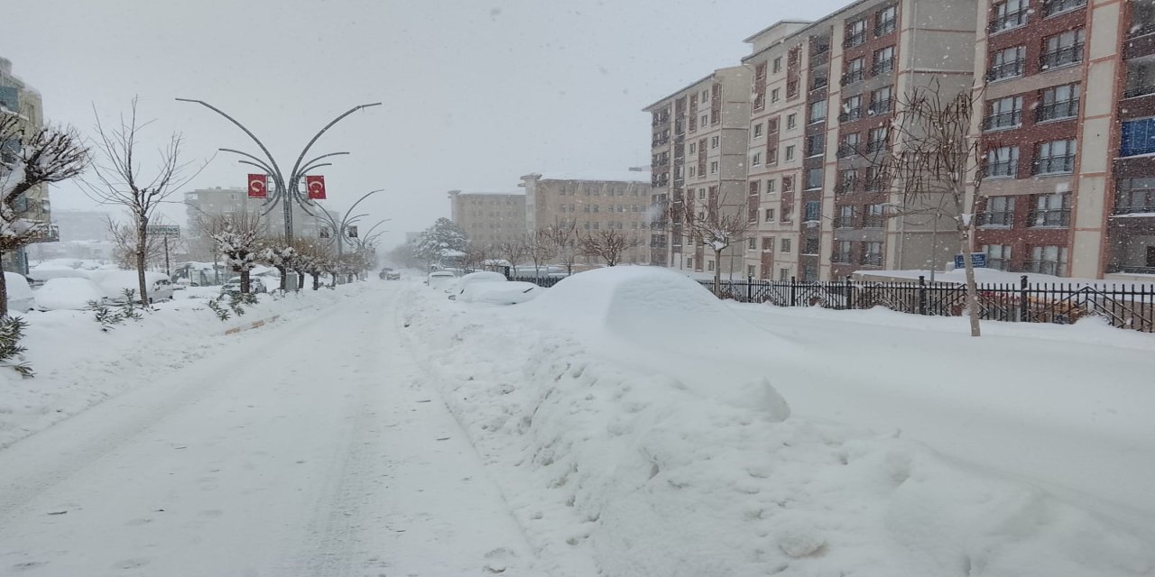 Şırnak’ta Kar Esareti: Araçlar Kara Gömüldü, Hayat Durma Noktasına Geldi