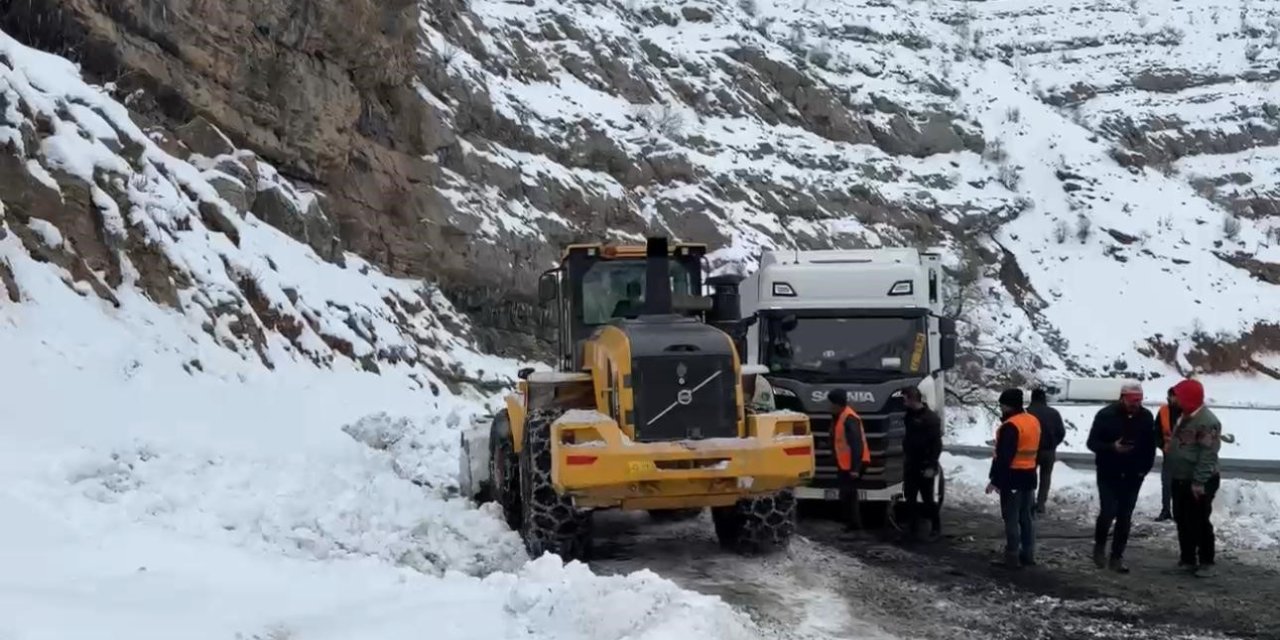 Hakkari Şırnak karayolunda yüzlerce tır mahsur kaldı
