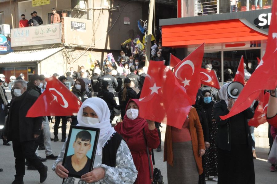 ŞIRNAK’LI ANNELERİN OTURMA EYLEMİ DEVAM EDİYOR