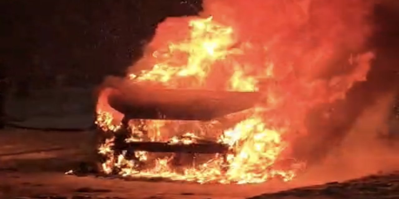 Kar ve Ateşin Ortasında Can Pazarı: İtfaiye Aracı Kaydı, Otomobil Kül Oldu