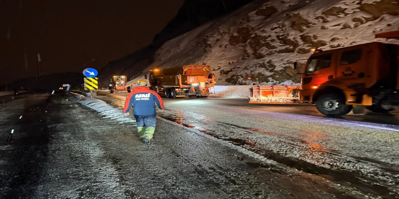 Van-Bitlis karayoluna çığ düştü