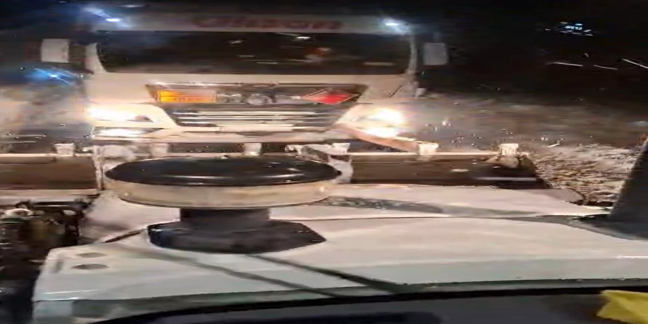 Yolda Kalan Dev Tırı Belediye Ekipleri Kurtardı!