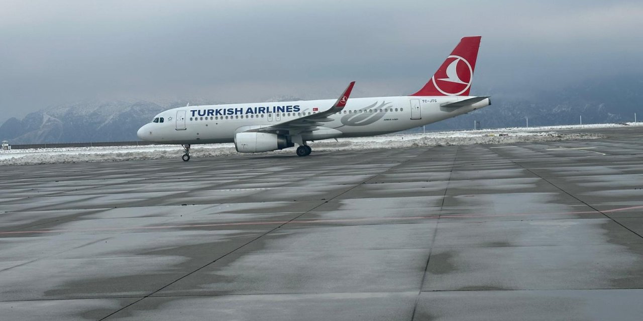 Şırnak Havalimanına 3 gün sonra ilk uçak indi