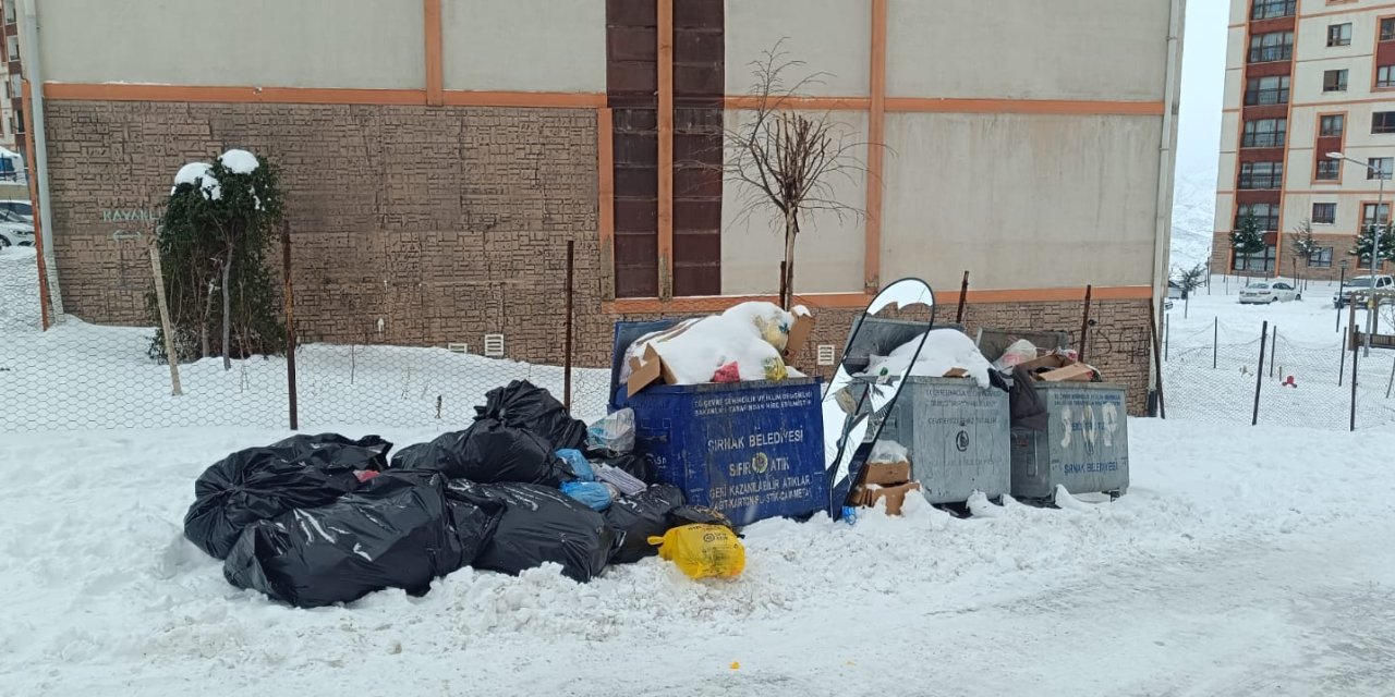 Şırnak’ta Kar Manzarasına "Çöp" Gölgesi: Konteynırlar Taştı, Sokaklar Kirlendi