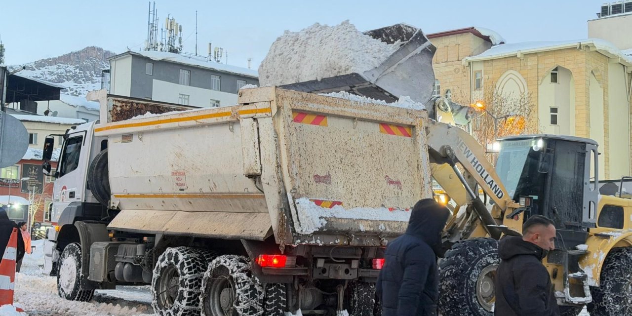 Hakkari'de tonlarca kar şehir dışına taşınıyor