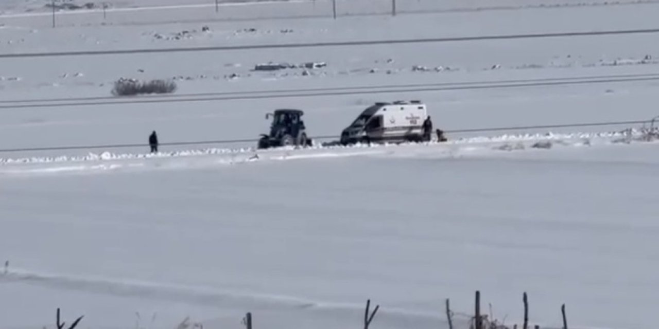 Diyarbakır'da kara saplanan ambulans, köylüler tarafından çıkartıldı