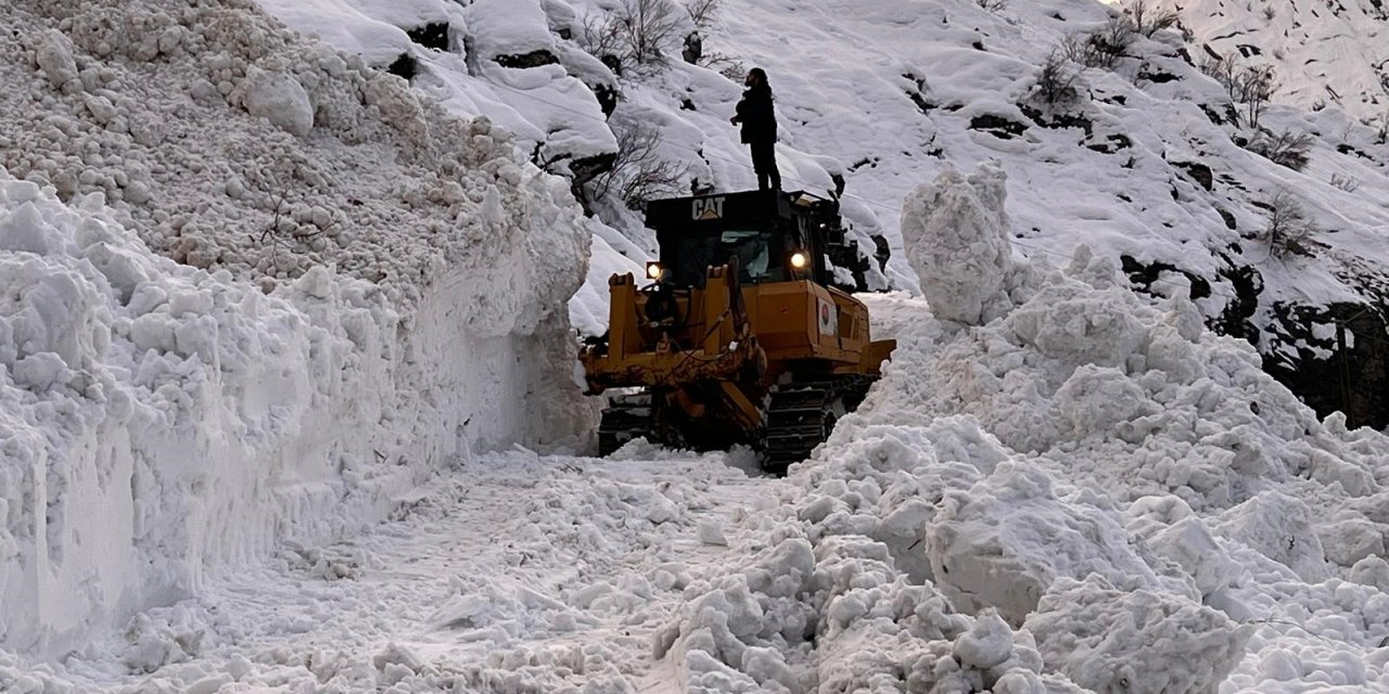 Şırnak'ta çığ nedeniyle kapanan yol ulaşıma açıldı
