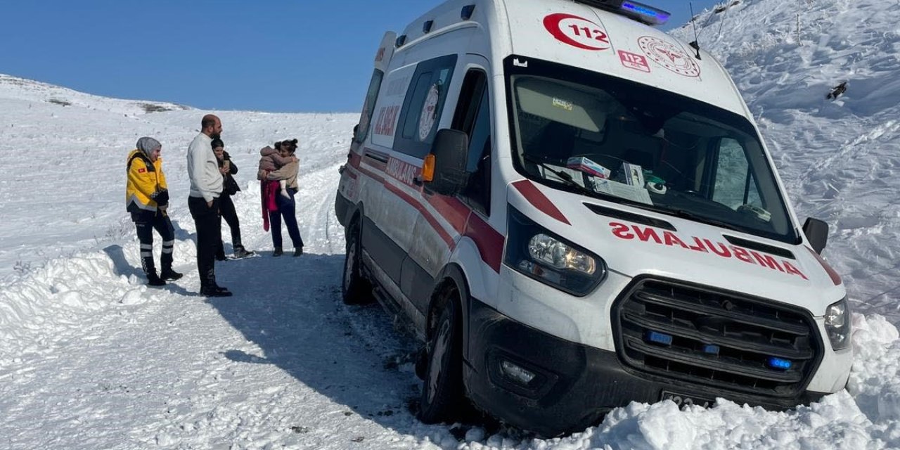 Elazığ'da hasta çocuk greyderle ambulansa ulaştırıldı