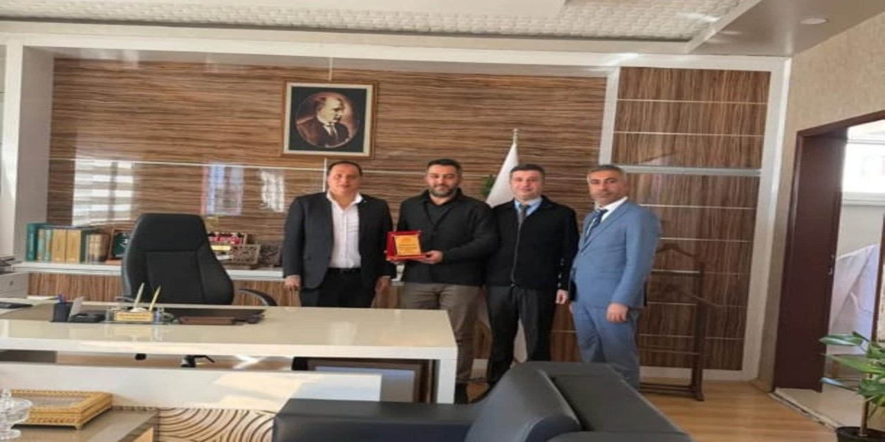 Şırnak'ta Sağlık Yöneticisine Teşekkür Plaketi Verildi