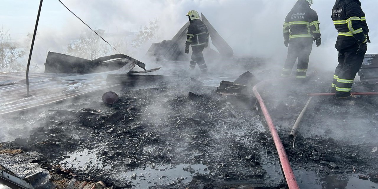 Korkutan Okul Yangını: Çatı Alev Alev Yandı!