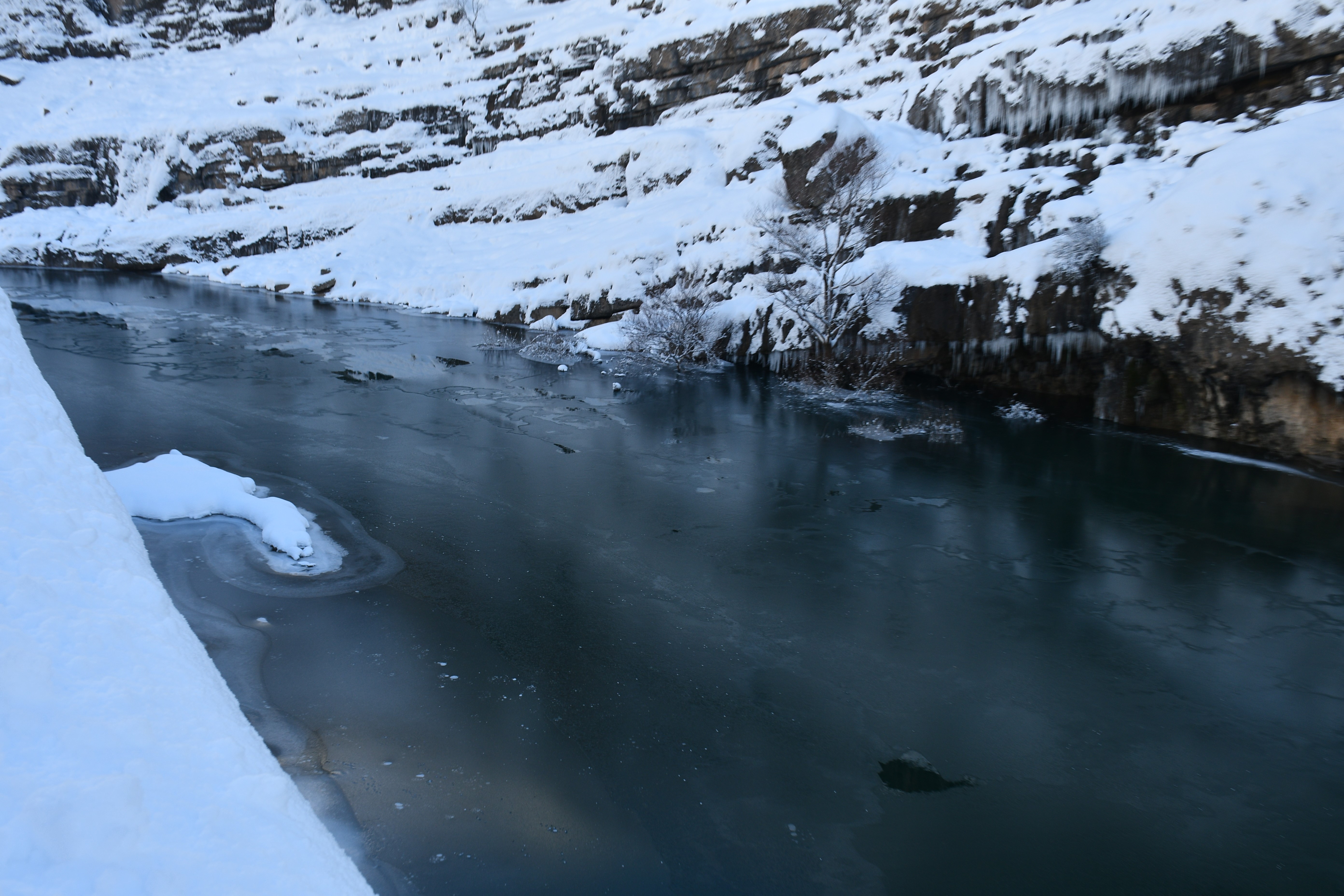 Soğuk hava Şırnak'ta Habur Çayı'nı dondurdu