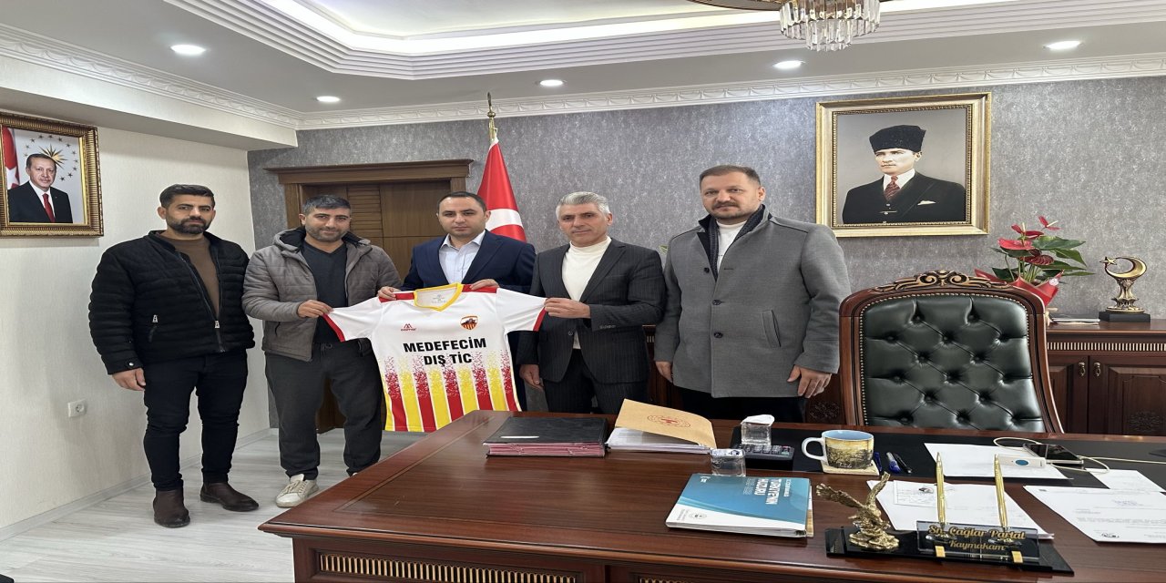 1960 Silopi Spor’dan Kaymakam Partal’a Anlamlı Hediye: Kulüp Forması Takdim Edildi