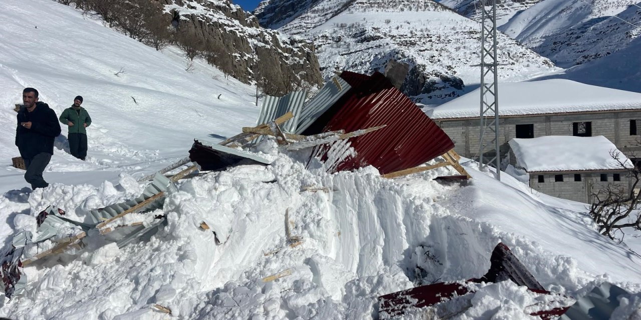 Beytüşşebap'ta çığ altında kalan ev ve araba çıkartıldı
