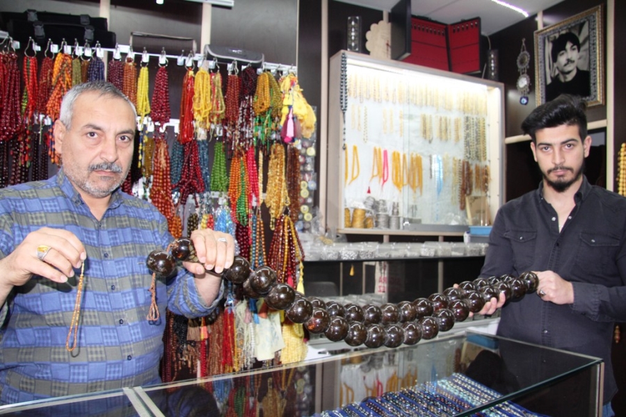 BU DÜKKANDA EN KÜÇÜK TESPİH 1,3 GRAM, EN BÜYÜĞÜ İSE 4 KİLO 300 GRAM AĞIRLIĞINDA