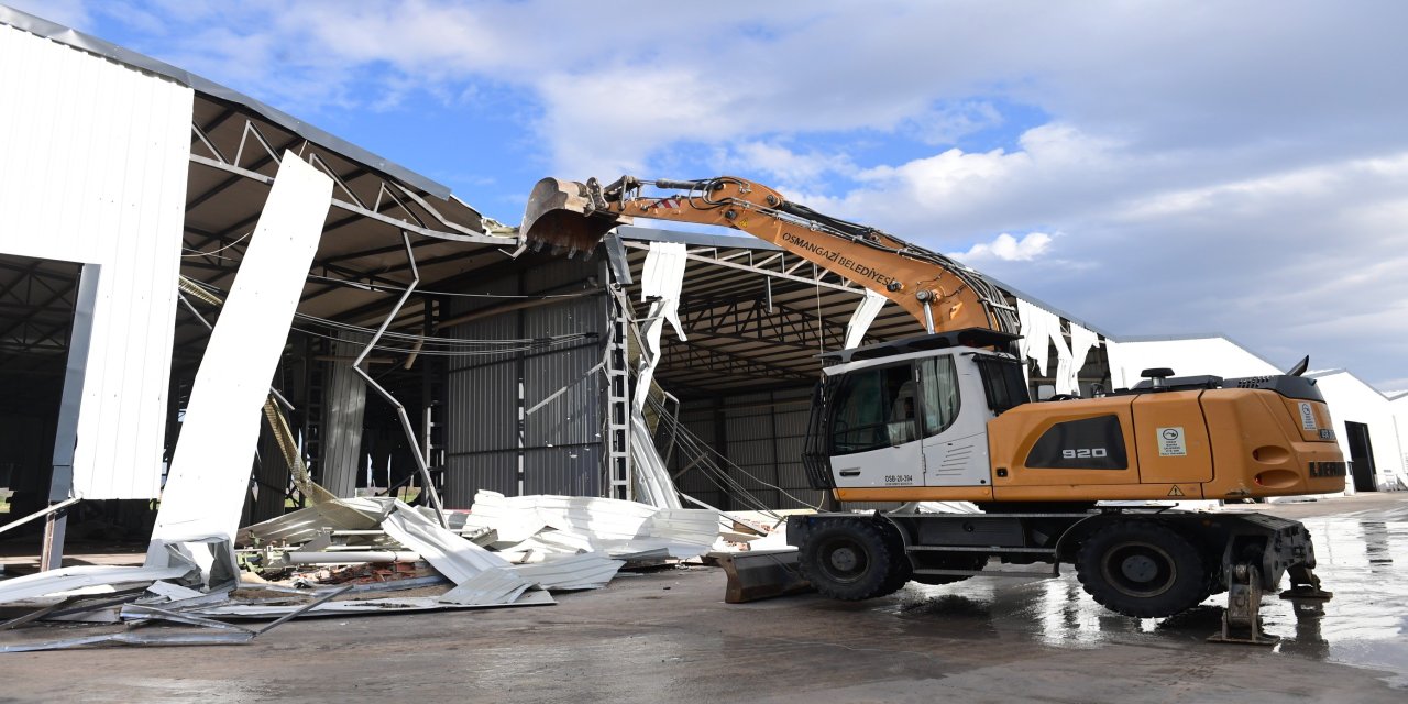 Tarım arazisine kaçak yapılan depolar yıkıldı