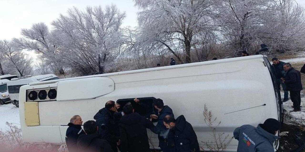 Kaygan Zemin Facia Getiriyordu! İşçi Servisi Şarampole Devrildi