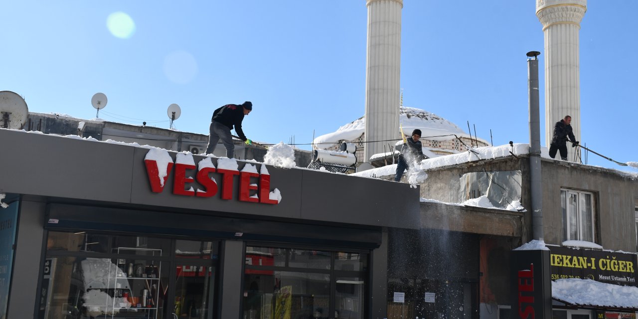 Beytüşşebap'ta damlarda biriken kar temizleniyor