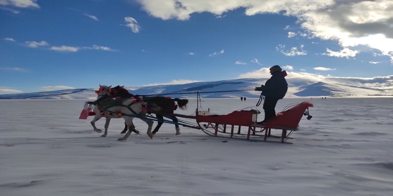 Çıldır’da Kristal Sezon Açıldı: Atlı Kızaklar Buz Üstüne Çıktı!