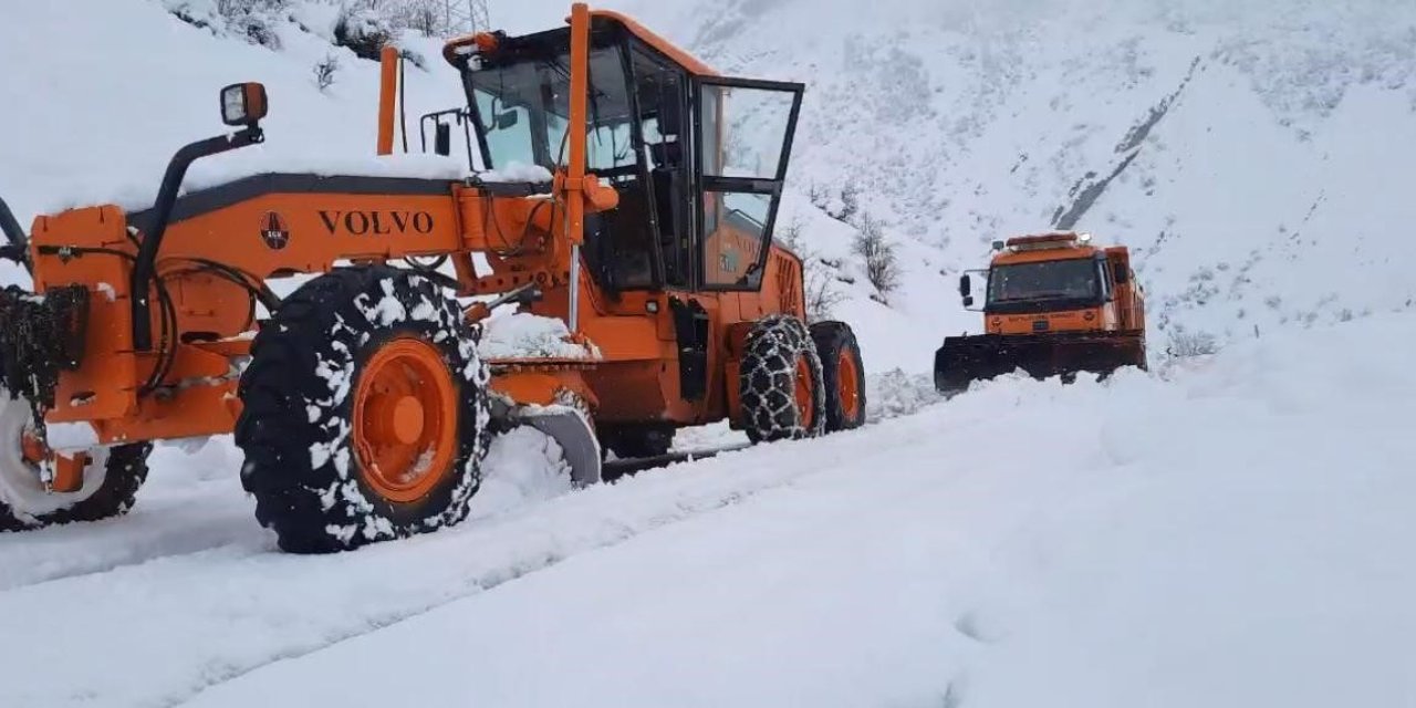 Şırnak'ta karlı yollar ulaşıma açılıyor