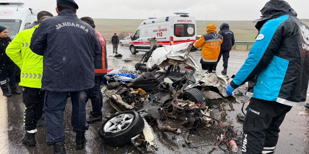 Feci kaza! Otomobil Kağıt Gibi Ezildi