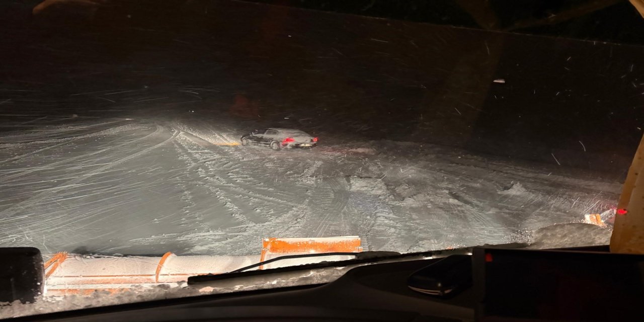 Başkale'de yoldan çıkan otomobil kara saplandı