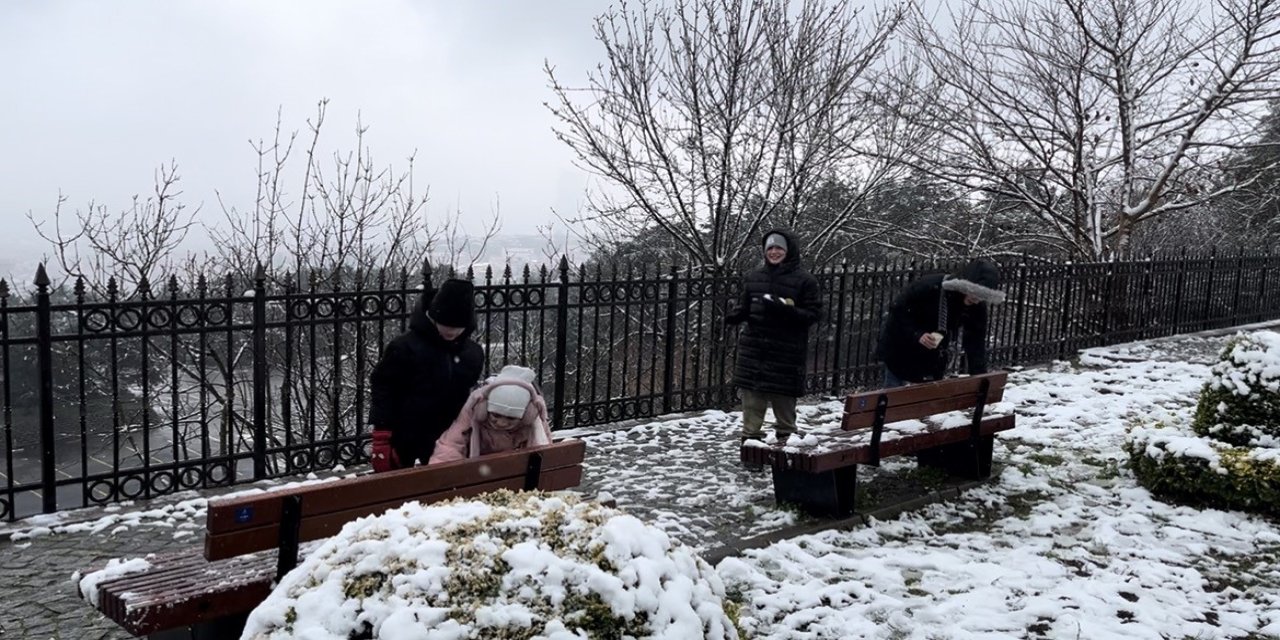 Kar topu savaşı görenleri gülümsetti