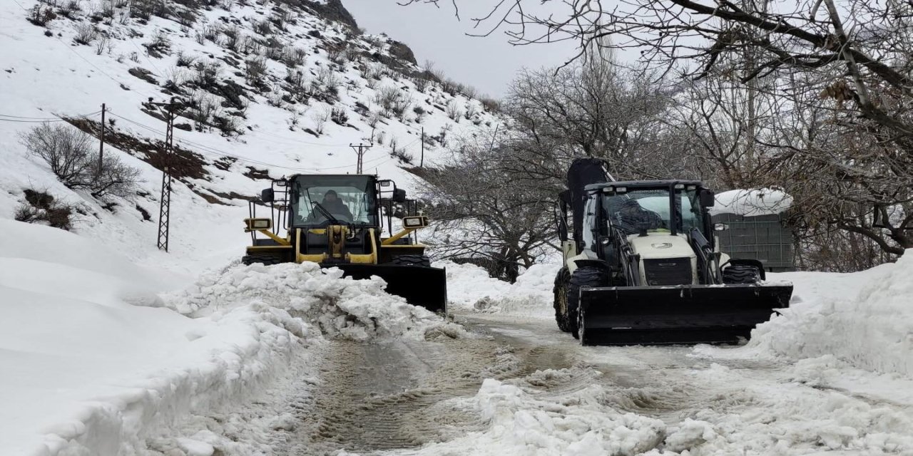Uludere Belediyesi Kar Engellerini Bir Bir Kaldırıyor