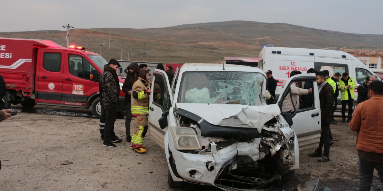 Cizre’de Hafif ticari araç park halindeki Dorseye çarptı: 1 yaralı