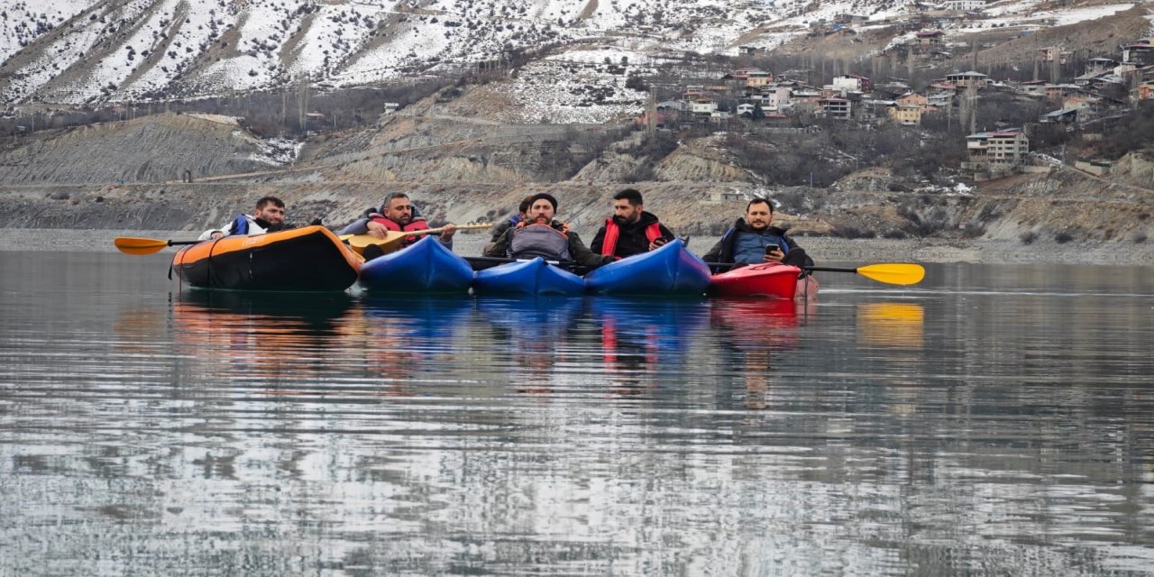 Tortum Gölü'nde kano üzerinde sazlı sözlü eğlence