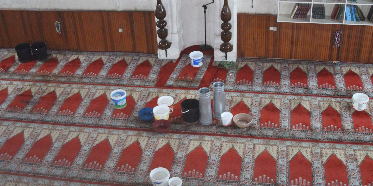 201 yıllık camide su damlamasına kovalı önlem: Caminin içi kovalarla doldu