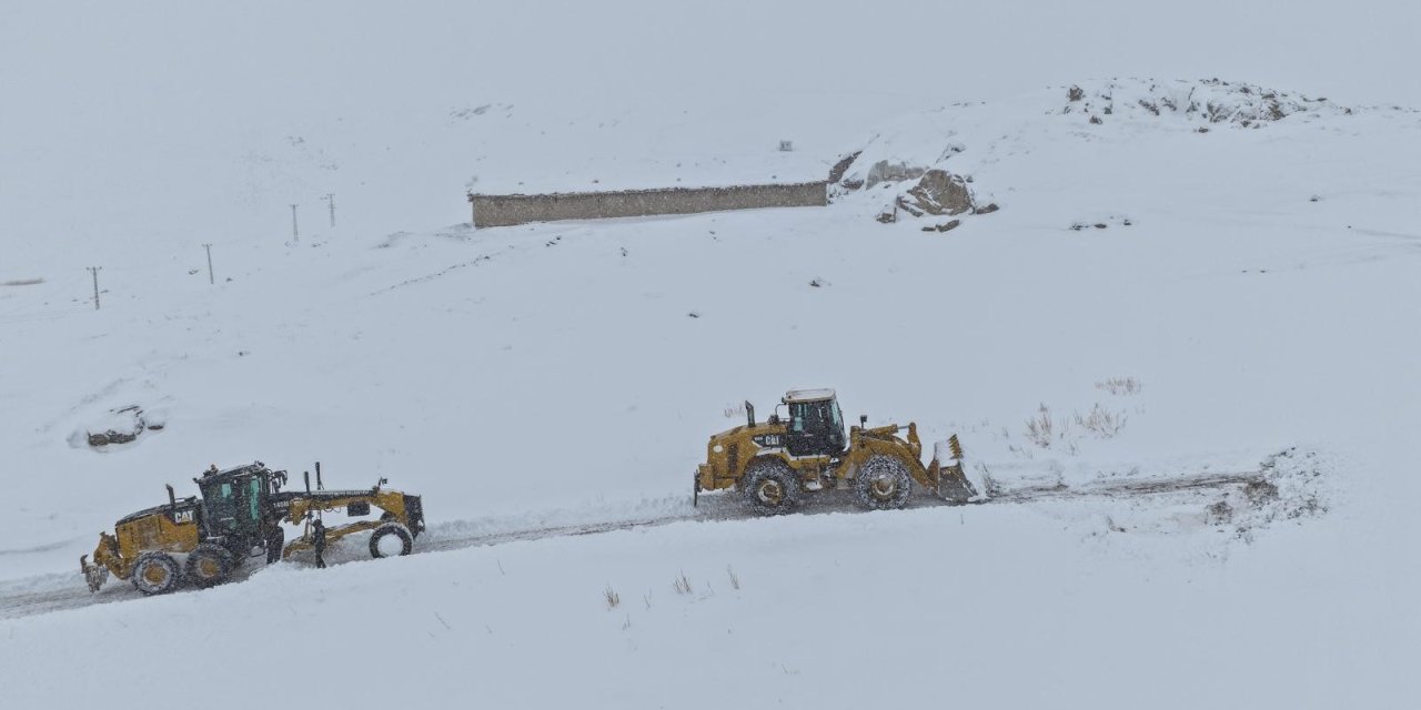 Van’da 363 yerleşim yerinin yolu kapandı