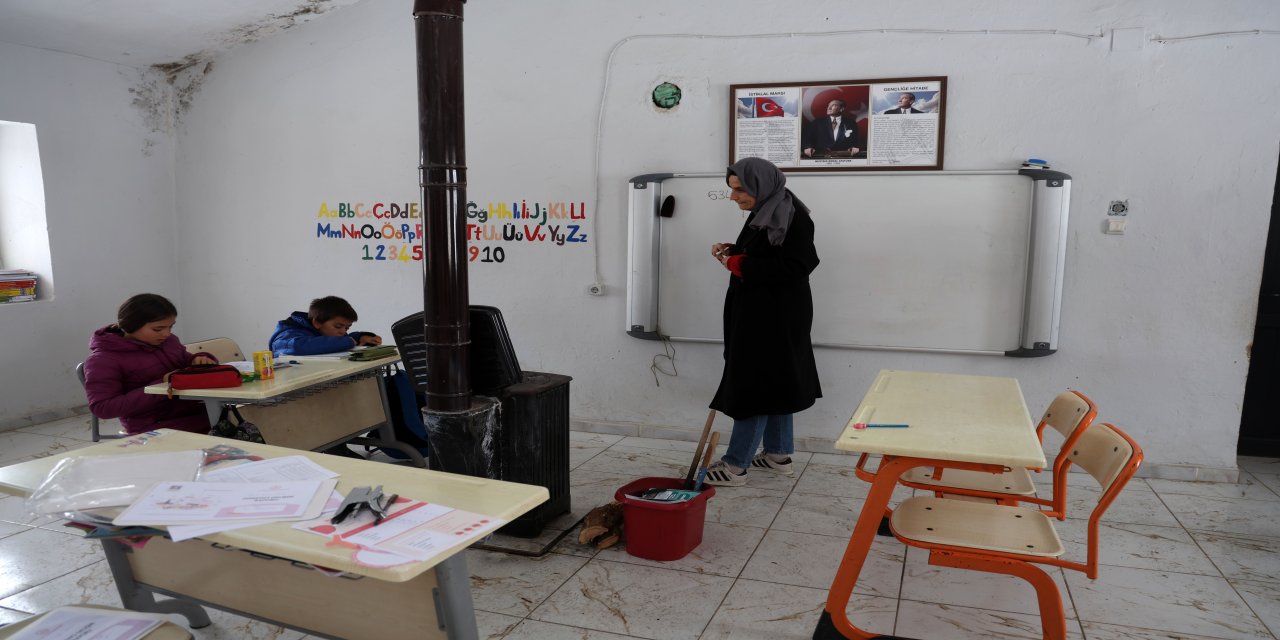 Elleriyle Odun Kırıp Sobayı Yakıyor! Adana'nın Zirvesinde Bir "Süper Kahraman"