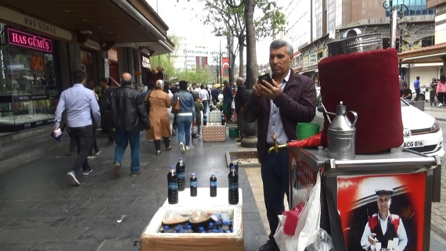 NİSAN AYINDA DİYARBAKIR’DAKİ SOĞUK HAVA MEYAN KÖKÜ ŞERBETİ SATIŞLARINI ETKİLEDİ
