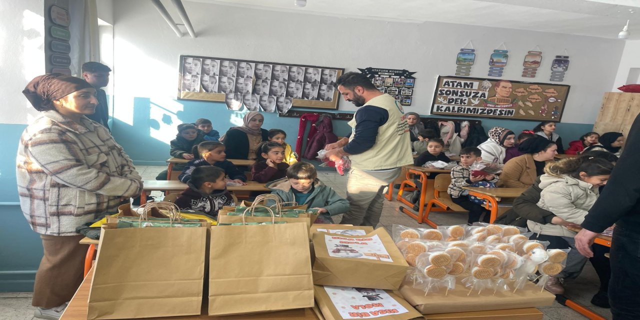 Cansu’yu derneğinden öğrencilere karne hediyesi