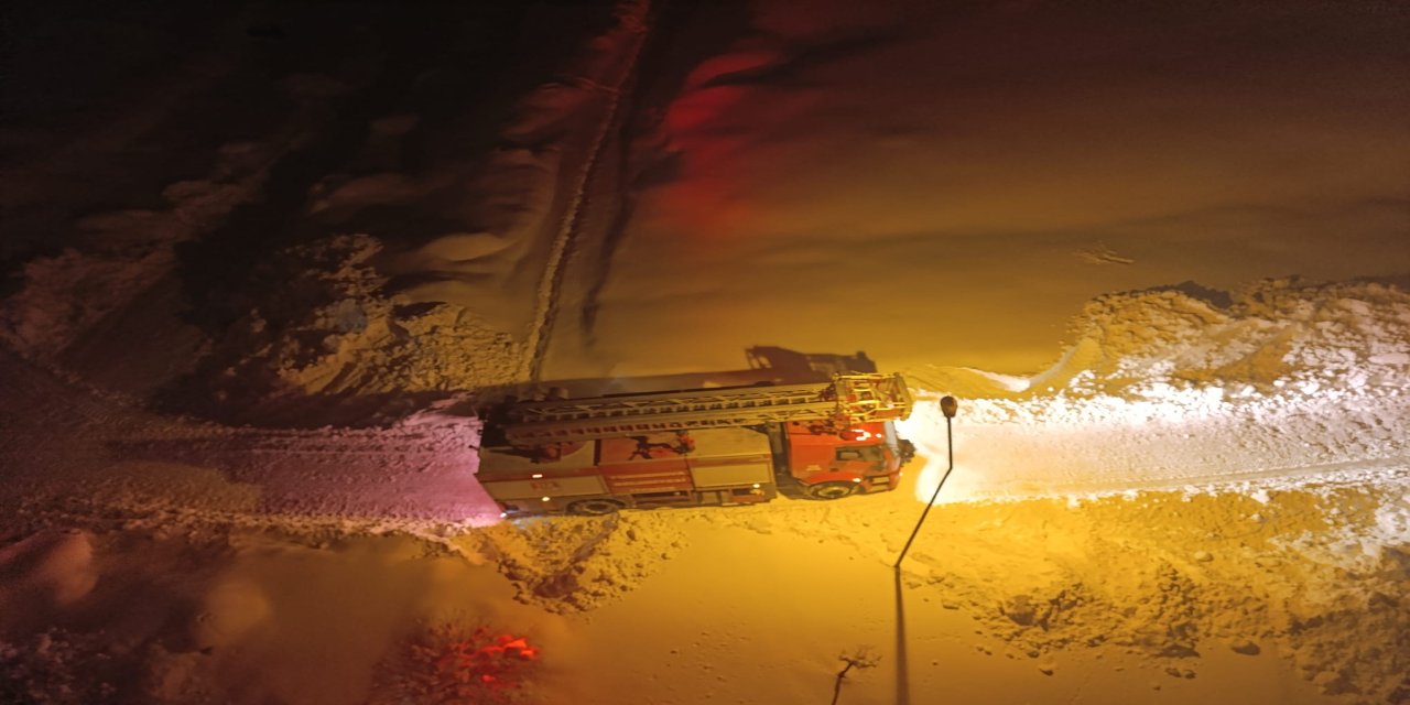 Yüksekova'da İnanılmaz Mücadele! İtfaiye Çıkamayınca Mahalleli Yangını Kar Atarak Söndürdü