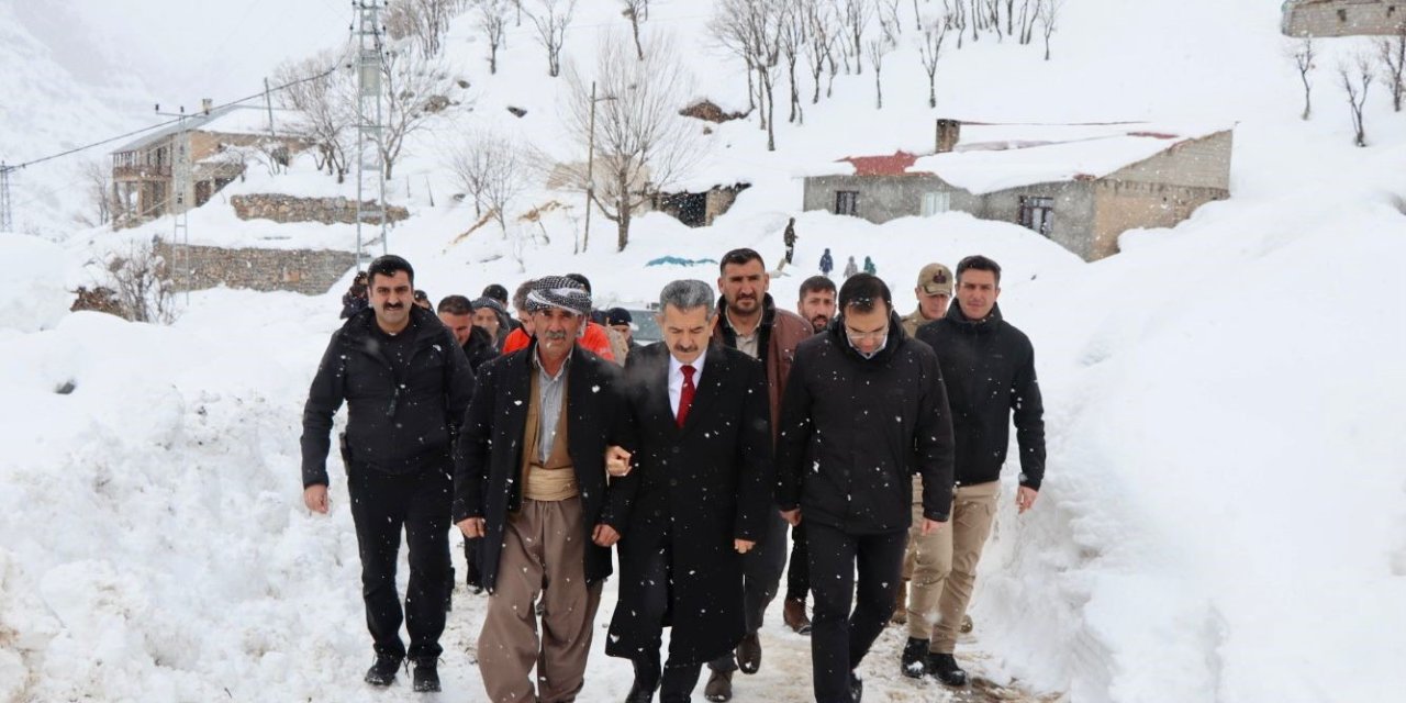 Şırnak'ta Köye çığ düştü, Vali Köylünün imdadına koştu