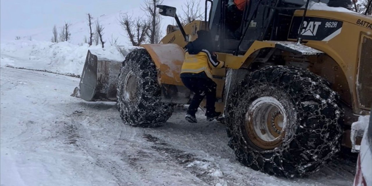 Sağlık Ekipleri Hastaya Ulaşmak İçin İş Makinesine Bindi