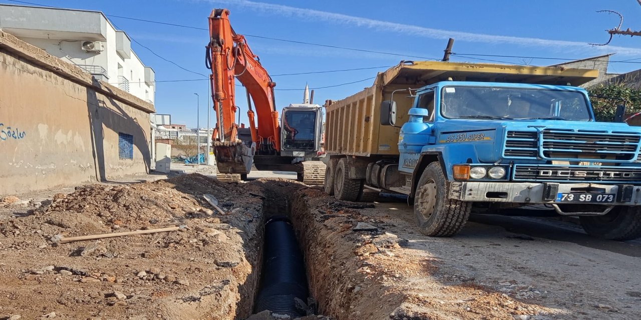 Silopi’de 58. Cadde’de Yağmur Suyu Hattı Çalışmaları Sürüyor