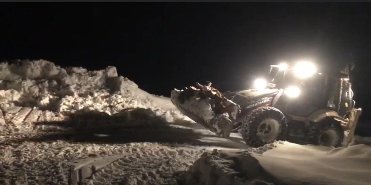 O İlçede Ezber Bozan Görüntü: Dev Kepçeler Bu Kez Yol Değil 'Umut' Taşıdı!