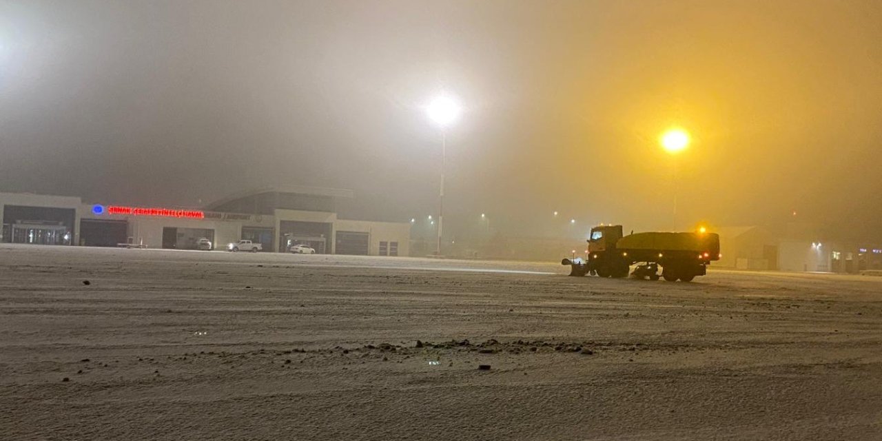 Şırnak Havalimanı’nda "Kar" Mesaisi: Ekipler Pistlerin Kapanmasına İzin Vermiyor
