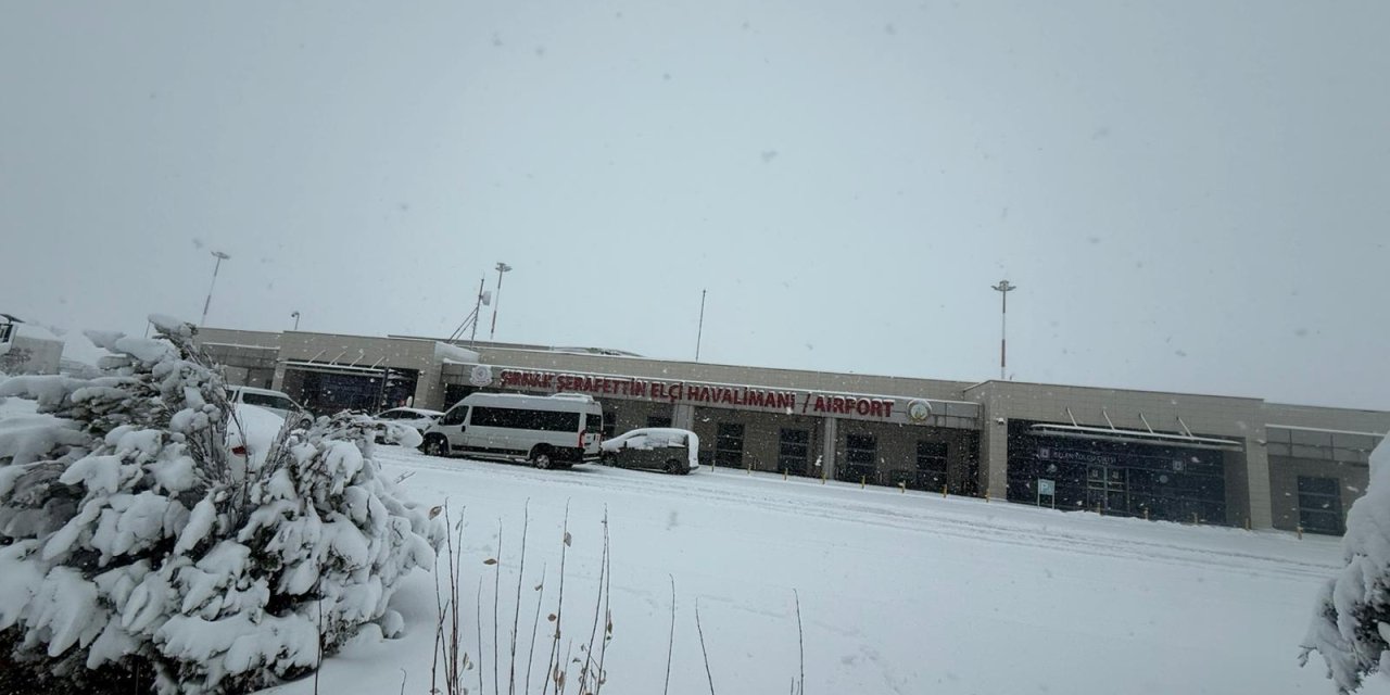 Şırnak'ta Kar Esareti: Uçuşlara Kar Engeli!