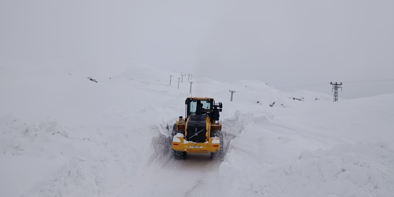 Şırnak'ta Kar kalınlığı iş makinelerinin boyunu aştı, çalışmalar durmadı