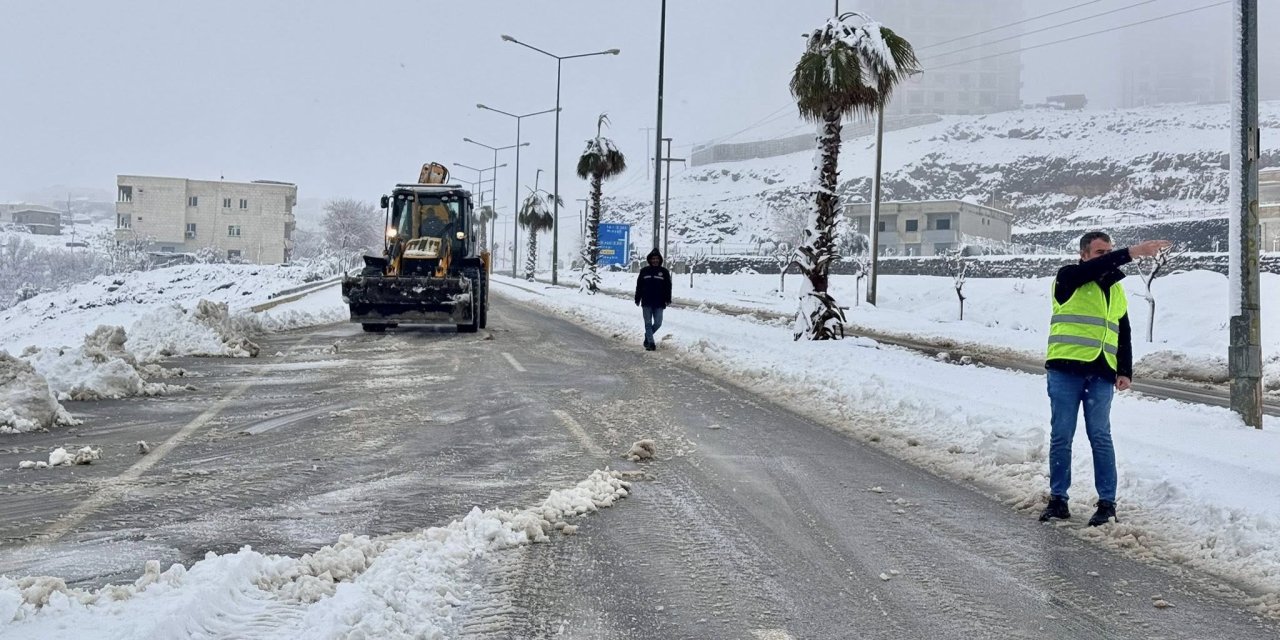 Cizre’de Beyaz Esaret: Belediye Ekipleri Kar Mesaisinde