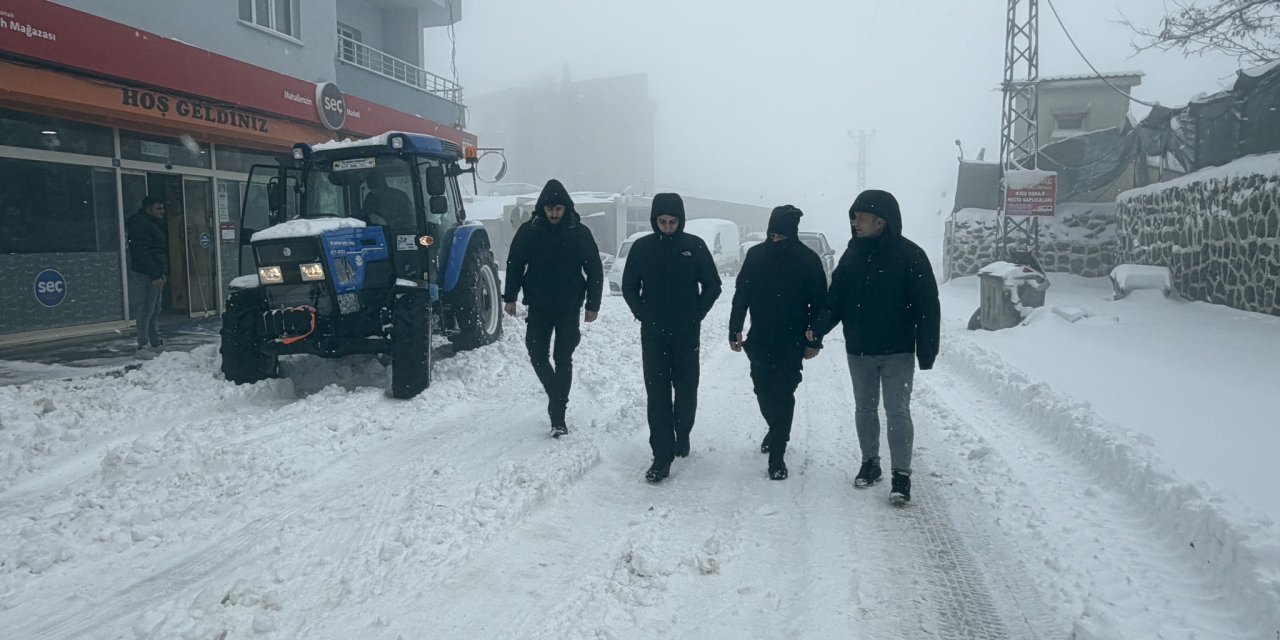 Kar Esaretine Yerinde Müdahale! Hem Yolları Açtırdı Hem Esnafın Derdini Dinledi