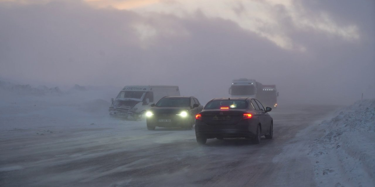 Göz Gözü Görmedi, Araçlar Birbirine Girdi! Geçit Vermeyen Tipi Kazaya Davetiye Çıkardı