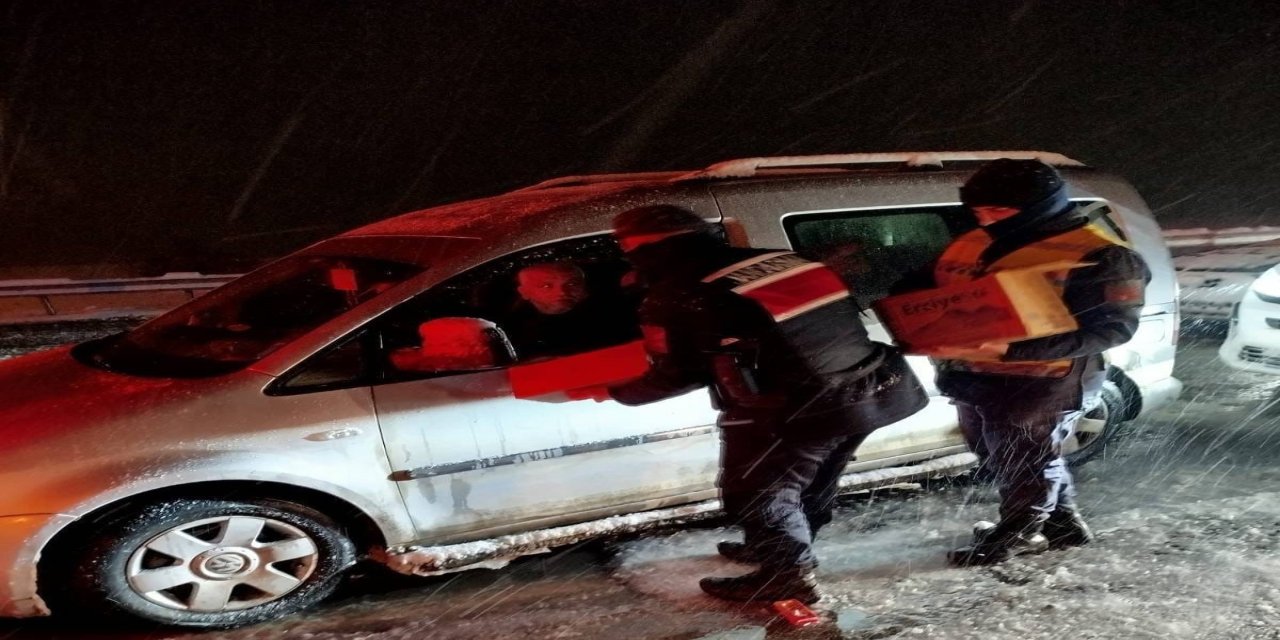 "Yalnız Değilsiniz" Dediler, Dondurucu Soğukta Hızır Gibi Yetiştiler! Mahsur Kalanlara Sıcak El