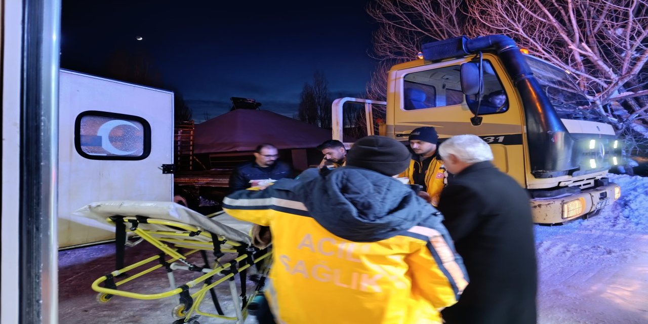 Ağrı’da yolu kapalı köydeki hasta paletli ambulansla hastaneye ulaştırıldı