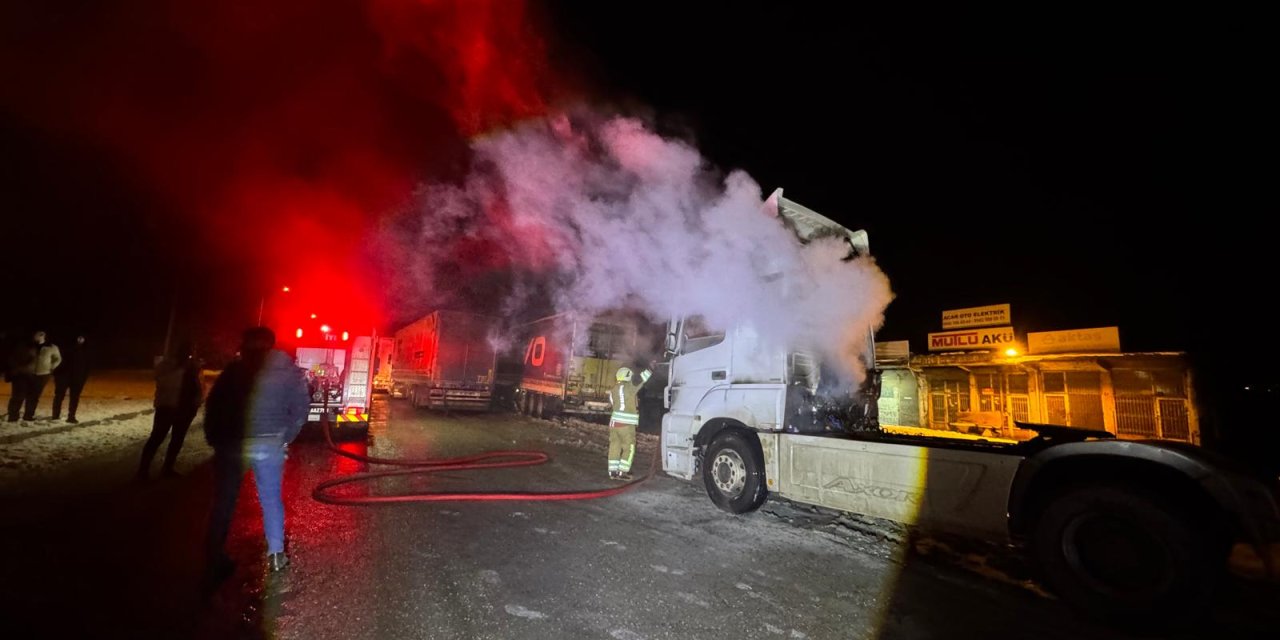 Cizre’de seyir halindeki Tır alevlere teslim oldu