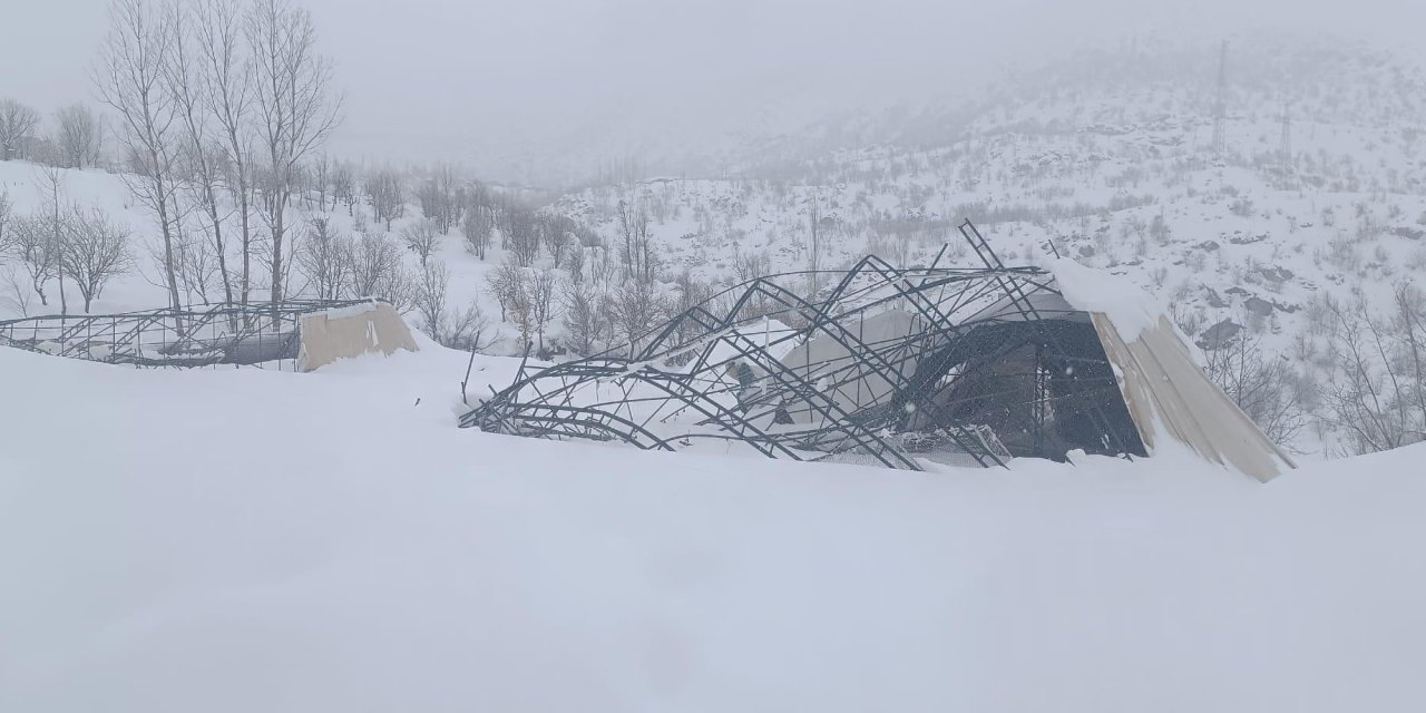 Şırnak'ta Yoğun kar yağışına dayanamayan halı sahanın demirleri çöktü