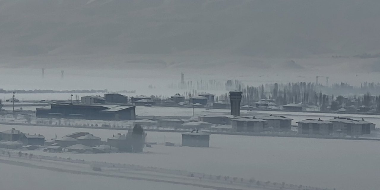 Komşu il Hakkari'de uçak seferleri kar engeline takıldı